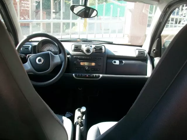 Unutrašnjost vozila Rezervni dijelovi, gume i vučna služba u Zagrebu, Hrvatska