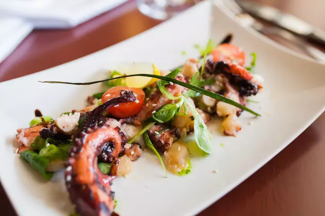 Riblji_i_mesni_specijaliteti_uz_ostale_delicije