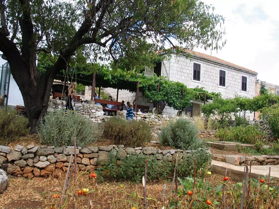 Jela s roštilja i peke, konoba na Visu, Splitsko-dalmatinska županija