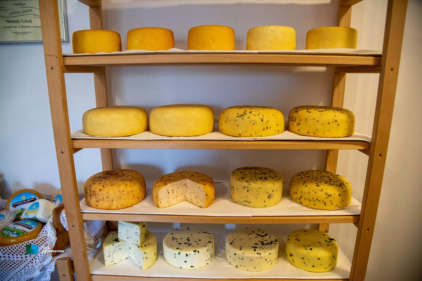 Proizvodnja i prodaja domaćeg sira u Plitvicama, Hrvatska