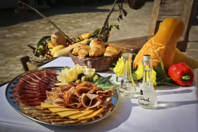 Slavonskakuhinjaibaranjskavina,Bilje,KopačkiRit