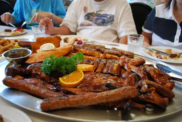 Smještajnikapacitetiuzhranuipiće,DonjiLapac