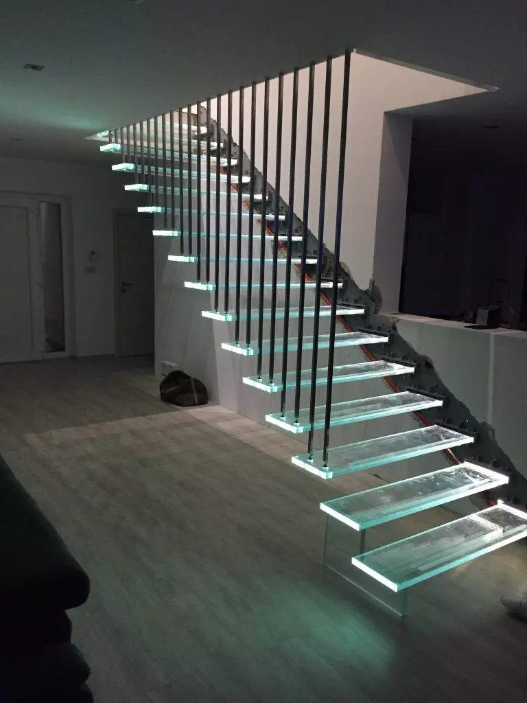 Stakleneogradeistubišta,Rijeka