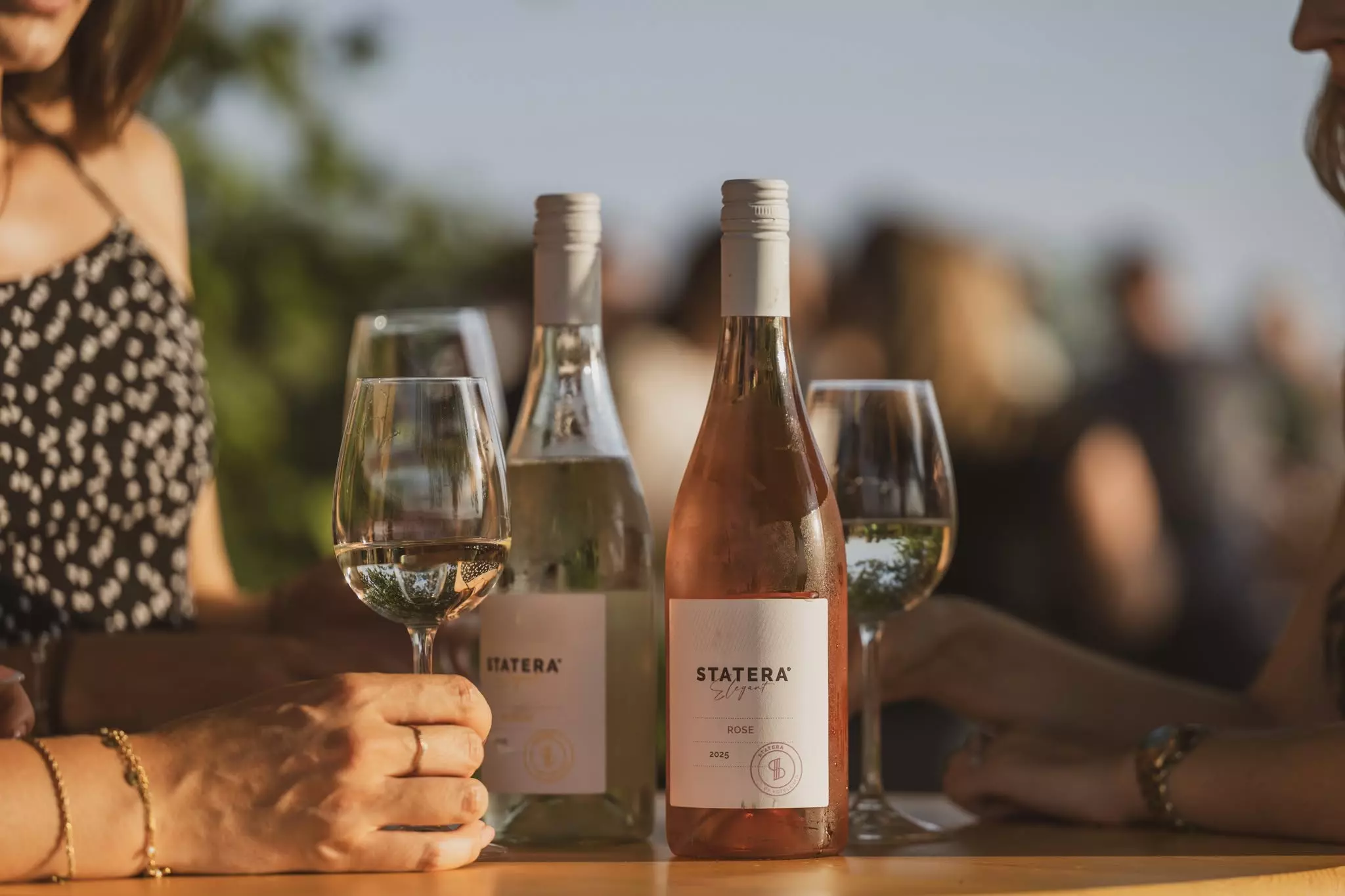 Prodaja domaćeg crnog i bijelog vina u Cestici
