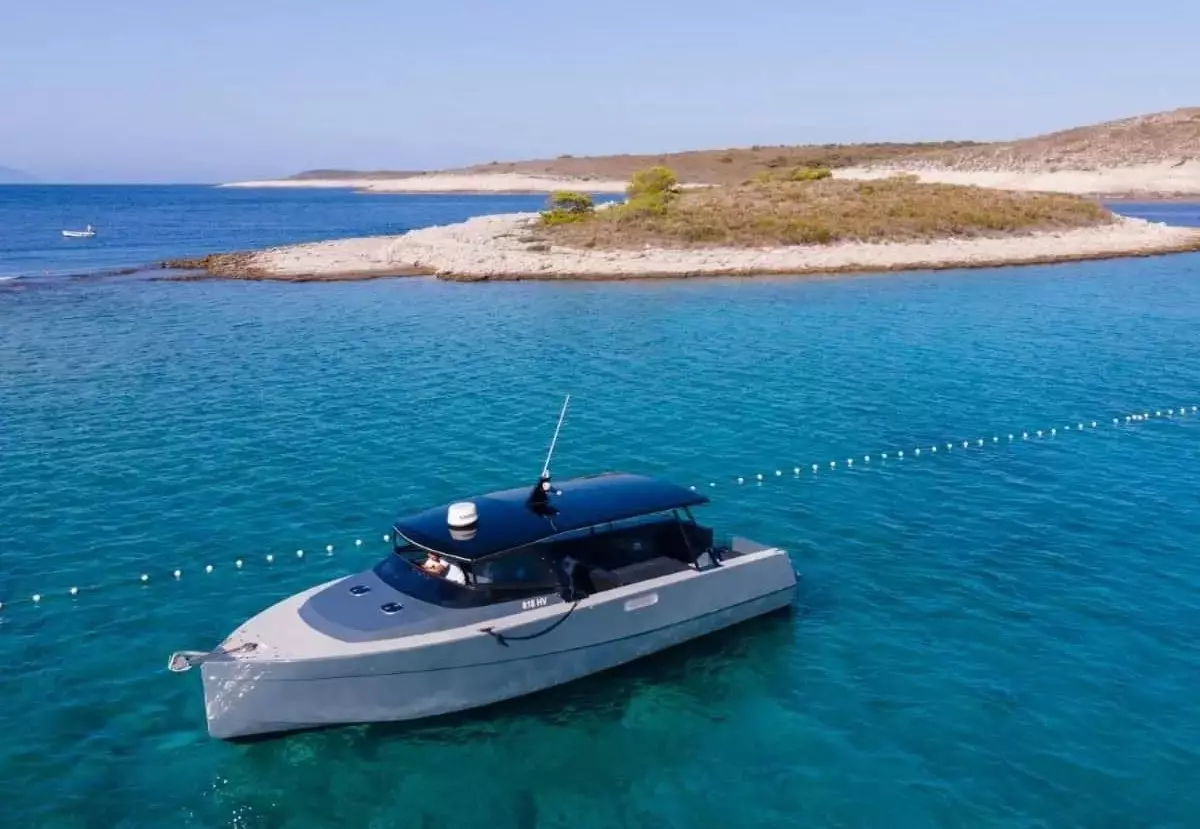 Suha marina i najam brodova Suha marina i rent a boat na otoku Hvaru