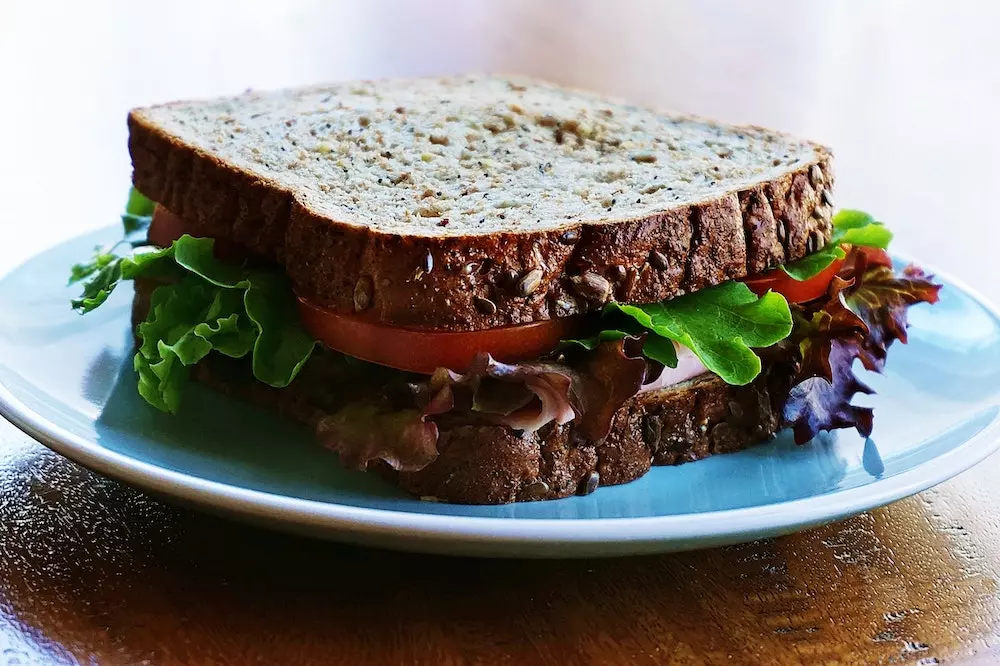 Pizza i piće Prodaja svježe pizze i sendviča