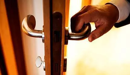 Ugradnja-beskontaktnog-otvaranja-vrata-servis-suderica-Zagreb-1