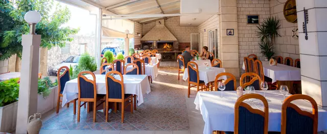 Smještaj i noćenje u apartmanu s restoranom Klek, mjesto Komarna