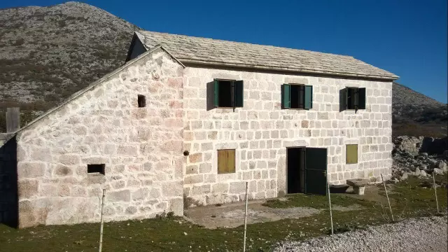 jahanje Kuća seoskog turizma i restoran, eko proizvodi i jahanje u Podgori