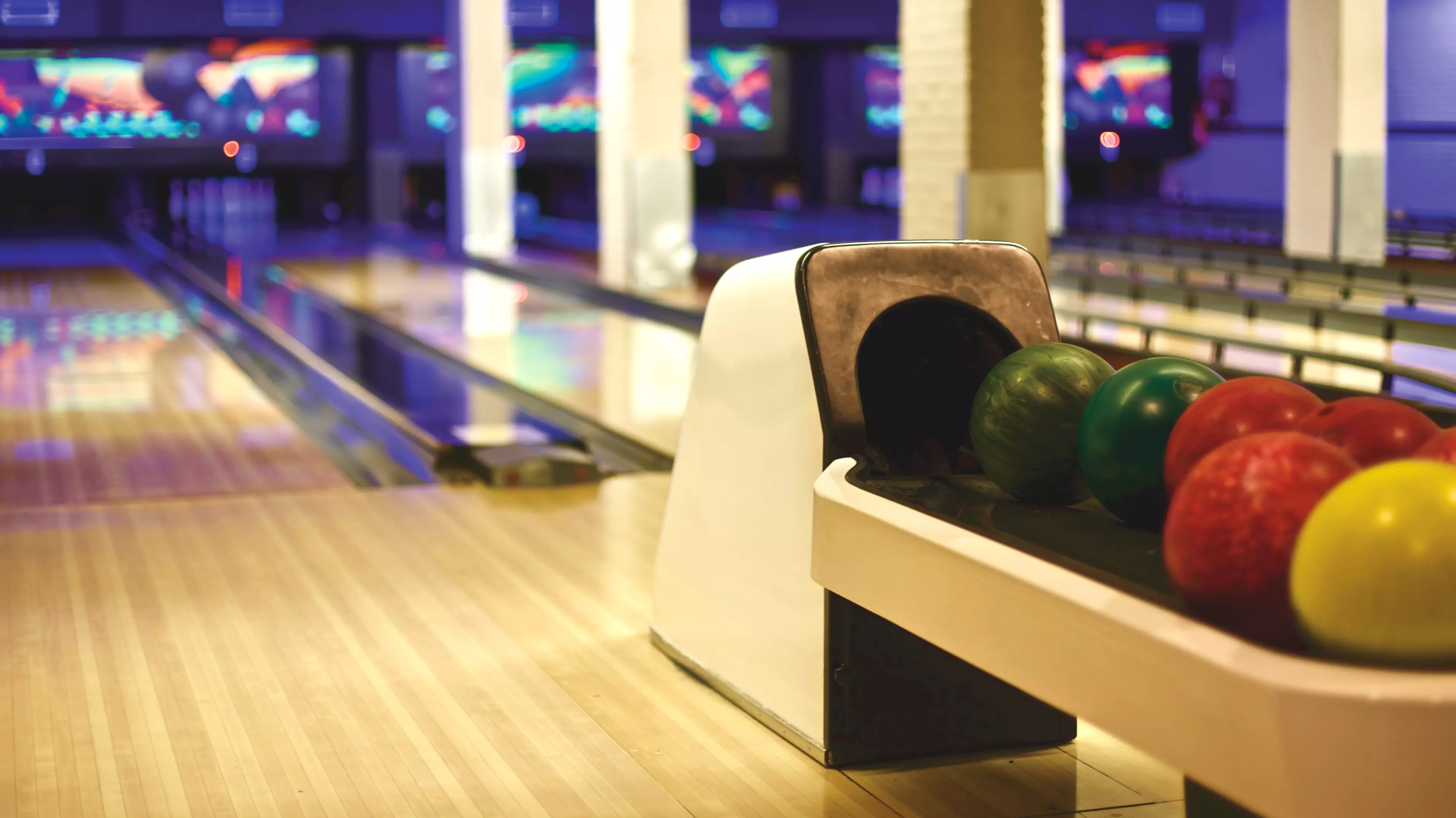 blur-bowling-bowling-alley-344034