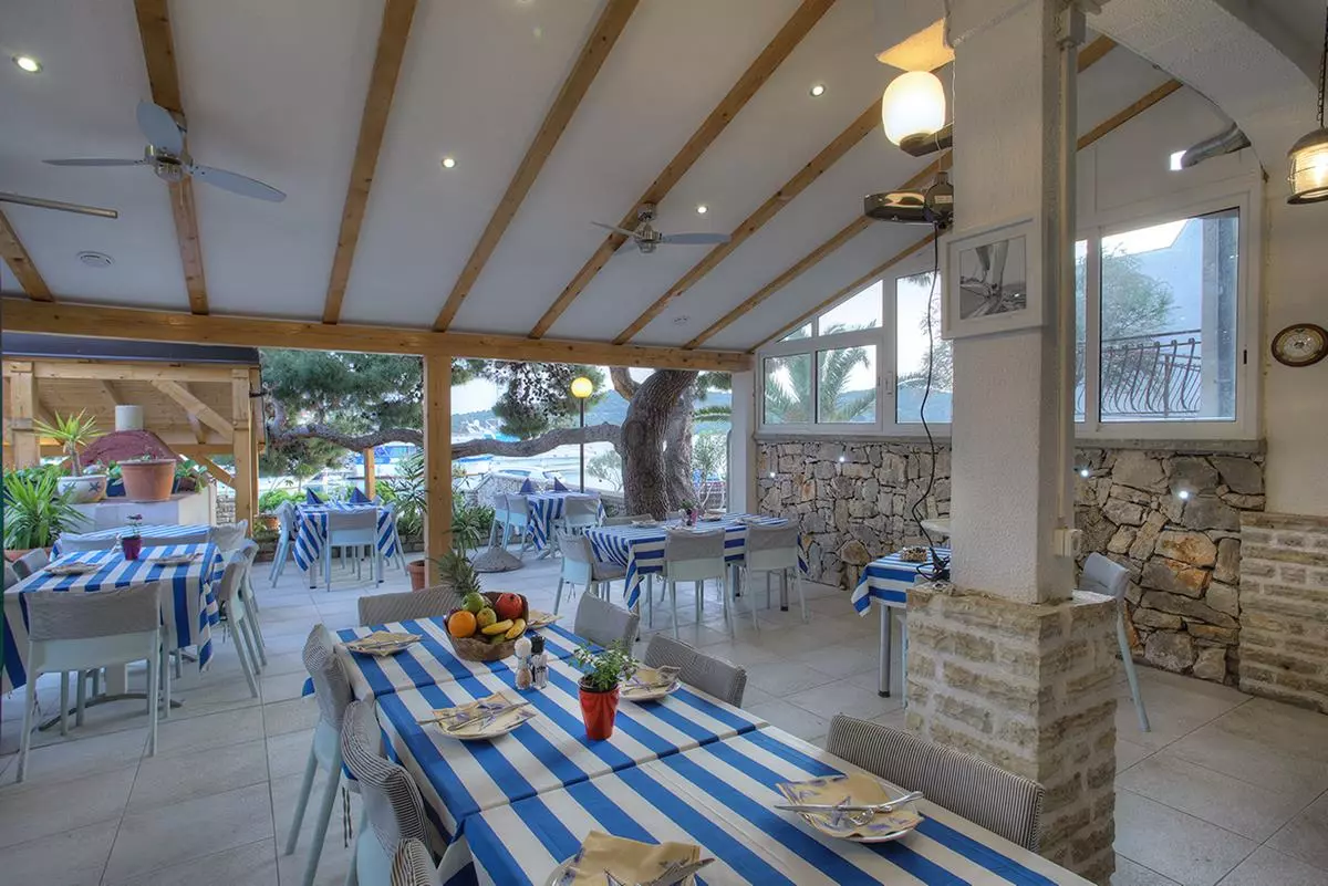 Pansion suha marina i restoran Tisno u RH