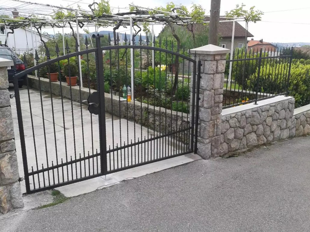 Izrada krovne nadstrešnice željeznih konstrukcija te raznih predmeta od metala Izrada željeznih konstrukcija krovnih nadstrešnica te raznih predmeta od metala Viškovo, Hrvatska