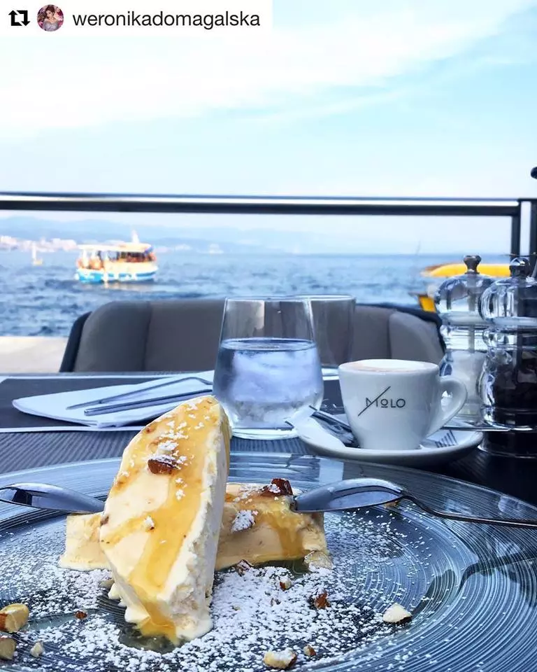 Pogled na more Restoran blizu mora s lijepim pogledom u Opatiji, RH