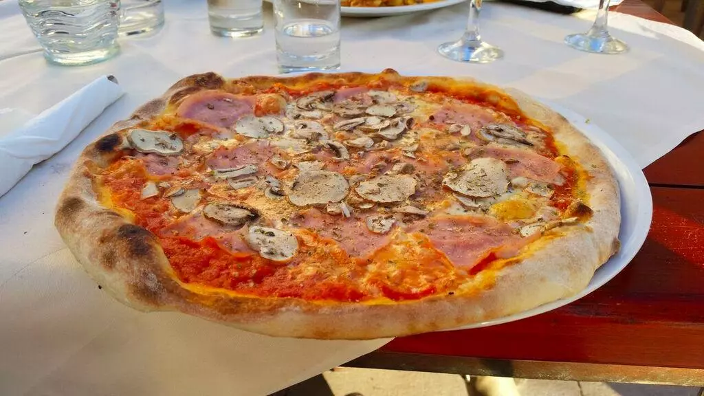 Veliki izbor pizze Veliki izbor pizza iz krušne peći Trogir, Hrvatska
