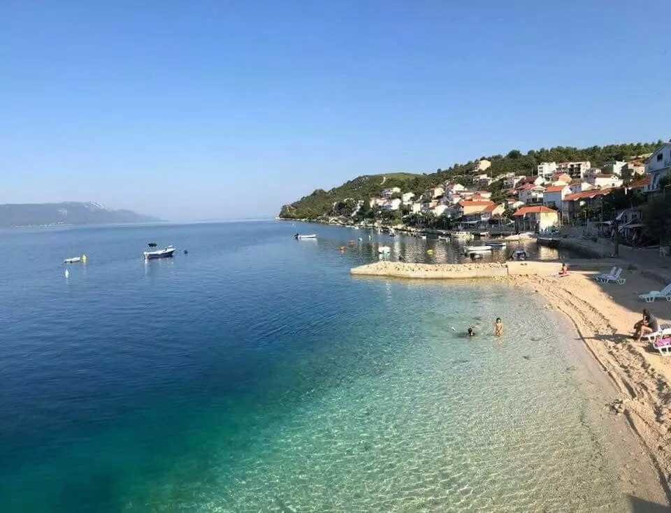 Smještaj i noćenje u apartmanu s restoranom mjesto Komarna, Hrvatska