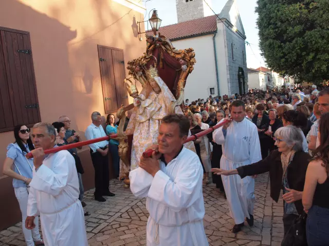 ŽupnacrkvaUznesenjaMarijina,Ugljan3 ŽupnacrkvaUznesenjaMarijina,Ugljan3