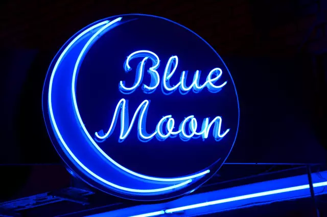 CAFFE BAR BLUE MOON